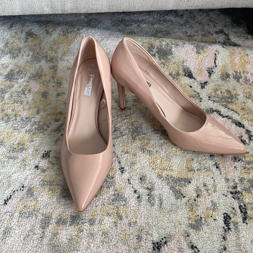 Nude pumps